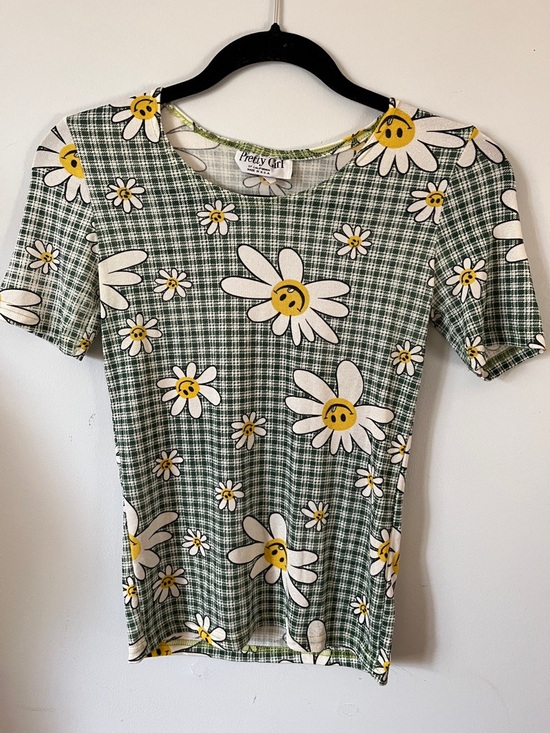 Pretty Girl Tops - Super Cute Hippie Happy Daisies Print Tee. Women’s Small. Stretchy and Fun Top